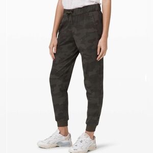 Lululemon On The Fly Luxtreme Dark Olive Camo Joggers, 8.